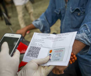 Hà Nội: Kiểm tra giấy đi đường có mã QR, phát hiện giấy tự viết tay kiểm tra ra tên người khác
