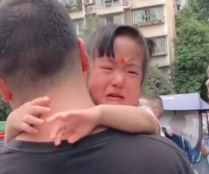 Đến đón con gái về ngày đầu đi mẫu giáo, ông bố biểu hiện 'lâm li bi đát' đến mức khiến ai nấy đều bật cười