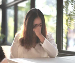 Nghe tin mẹ chồng bị tai nạn, chúng tôi gấp rút về thăm, tới nơi nhìn cảnh tượng trong nhà chồng mà tôi uất hận quay người bỏ đi luôn