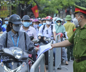Thủ tướng yêu cầu Hà Nội điều chỉnh bất cập trong việc cấp giấy đi đường