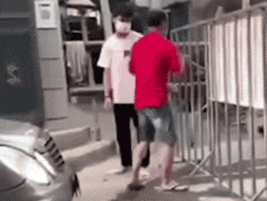 Tài xế Mercedes trần tình clip hất rào chắn, phi xe 'thông chốt' kiểm dịch: 'Họ cho tôi vào nhưng không được ra'