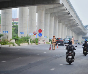 Hà Nội: Cảnh sát lập chốt dài hơn 1km kiểm tra người dân đi vào ‘vùng đỏ‘