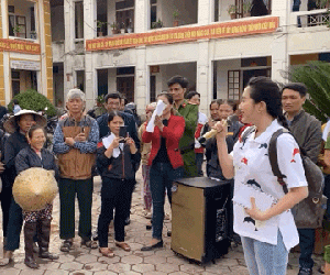 Không kêu gọi quyên góp, Bảo Thy cứu trợ miền Trung thế nào mà được cư dân mạng khen ngợi hết lời?