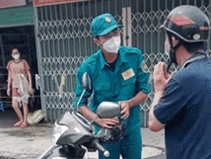 Người đàn ông bật khóc tại chốt kiểm dịch, liên tục chắp 2 tay cảm ơn tổ dân quân khi được cho rau và mì tôm