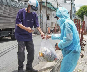 TP.HCM: Dân phản ánh được phát 15kg gạo nhưng phải ký nhận 1,5 triệu, chính quyền nói gì?