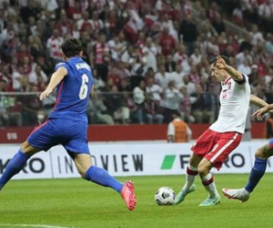 Fan MU phấn khích khi Maguire 'bắt chết' Lewandowski