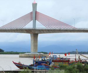 Người dân phố biển Cửa Lò chằng chống nhà cửa ứng phó bão Côn Sơn