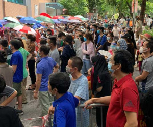 Hà Nội: Dân đến quá đông điểm tiêm vắc xin P.Khương Thượng rối loạn