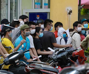 Hà Nội: Đông nghịt người dân ùn ùn chen lấn chờ tiêm vaccine COVID-19