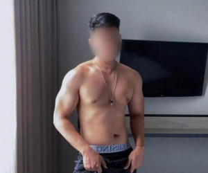 Chàng trai được cặp sao nam Việt rủ 'làm chuyện tay 3' sở hữu body đẹp miễn chê