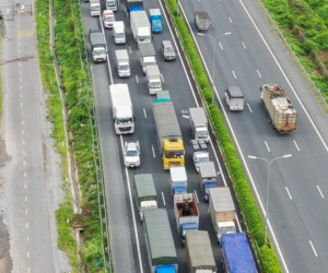Hà Nội: Hàng xe nối đuôi nhau kéo dài hơn 1 km chờ qua chốt buộc CSGT phải 'xả trạm'