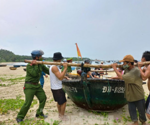 Quân dân Đà Nẵng hối hả kéo tàu thuyền tránh bão Côn Sơn