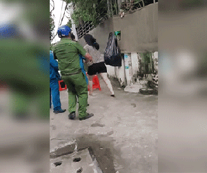 Người phụ nữ nằm lăn ra đất sau cái chạm của công an, đòi xe cấp cứu gây náo loạn điểm xét nghiệm
