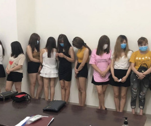 Bán phấn buôn hương bất chấp dịch bệnh