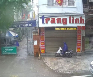 Chủ quan vì nghĩ dịch vắng vẻ, người đàn ông bị trộm mất xe máy ngay trước cửa nhà dù trời đang mưa tầm tã