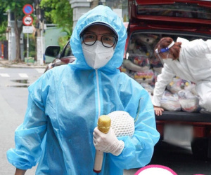 Việt Hương dở khóc dở cười kể chuyện bị người lạ ném gạch vào nhà để xin quà mùa dịch, lo lắng một ngày bị chọi bể kính cửa