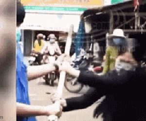 Clip: Người phụ nữ giằng co, dùng dao đâm vào lưng cán bộ khi bị nhắc nhở buôn bán lấn chiếm vỉa hè