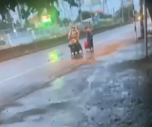 Gặp ông chú lang thang đi chân trần, người đàn ông quay xe máy và có hành động bất ngờ