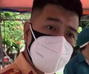 Clip CSGT mất gần 2 phút giải thích lỗi vi phạm cho shipper, ánh mắt trìu mến làm ấm lòng người xem