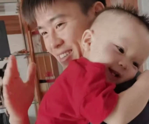 Cầu thủ Duy Mạnh năng nổ trên sân bao nhiêu thì ở nhà lại cực kiên nhẫn khi cho cậu con trai ăn bấy nhiêu, ai xem xong cũng phải bất ngờ về ông bố trẻ này