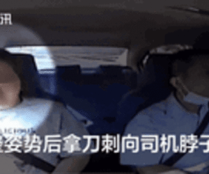 Video sốc: Xe đang chạy trên đường cao tốc, nữ hành khách đột nhiên rút dao đâm điên cuồng vào cổ tài xế hàng chục nhát