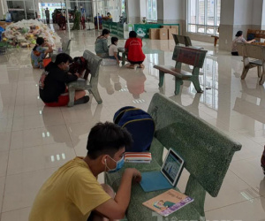 Lớp học online 'dã chiến' thời COVID-19 ở sảnh chung cư TPHCM