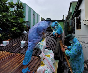 Ảnh: Bộ đội mặc đồ bảo hộ, dầm mưa vào 'vùng đỏ' giúp dân gia cố nhà chống bão số 5