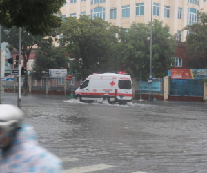 Tin bão số 5: Quân đội sẵn sàng 15 máy bay; xe cứu thương làm nhiệm vụ chống dịch chết máy khiến tài xế rối bời