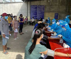 Hà Nội: 2 vợ chồng bán rau quả ở chợ mắc Covid-19