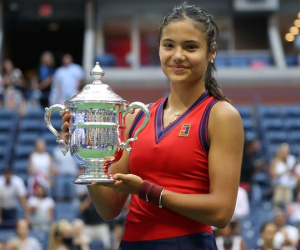Chiếm spotlight của Ronaldo, nữ tay vợt tuổi teen Raducanu khiến fan và truyền thông Anh phát cuồng khi vô địch US Open