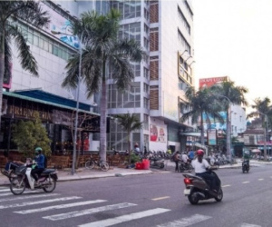 Muốn bạn trai mới quen đến chở đi chơi, cô gái bịa chuyện mình bị cướp điện thoại