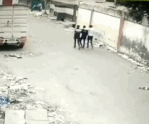 Video: Bức tường bất ngờ đổ sập, suýt đè trúng 3 người đàn ông