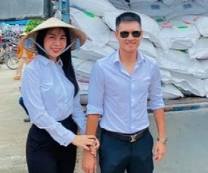 Công Vinh - Thủy Tiên tiếp tục bị tố vô trách nhiệm với người làm từ thiện cùng, bắt chờ đợi hàng tiếng rồi cho 'leo cây'