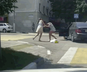 Video: Bị bấm còi, cô gái lao vào đánh nữ tài xế ngay giữa phố