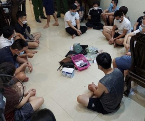 Đột kích ổ bạc ‘họp’ xuyên đêm, phát hiện tiền tỷ