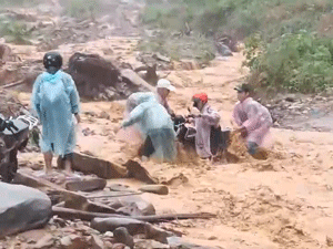 Rùng mình khoảnh khắc người đàn ông đi xe máy vượt qua dòng nước lũ cuồn cuộn
