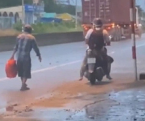 Gặp người đàn ông chân trần giữa trời mưa tầm tã, nam thanh niên lập tức 'quay xe' và có hành động ấm lòng