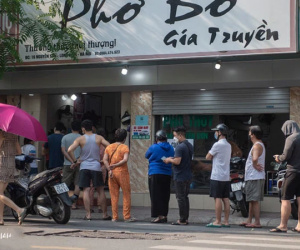 Xếp hàng dài mua đồ ăn ở Long Biên (Hà Nội): Khách mang cả cái nồi to, chủ quán làm 500 tô/ngày vẫn không đủ bán