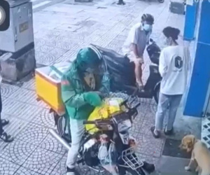 Thấy tài xế giao hàng làm rơi ví, hành động của người đàn ông lớn tuổi phía sau khiến ai nấy bức xúc