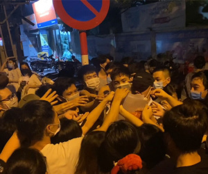 Hà Nội: Hiểu nhầm thông báo, người dân dồn ra điểm tiêm vắc xin trong đêm