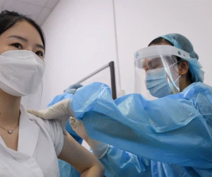 Hà Nội: Kỷ lục tiêm chủng hơn 400.000 liều một ngày, một quận sắp phủ vắc xin 100% người trên 18 tuổi