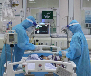 Bà ngoại là F0 phải nằm viện, tin nhắn lúc nửa đêm từ chú bệnh nhân giường bên khiến cháu gái 'cay mắt'