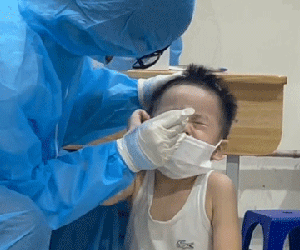 Xôn xao đoạn clip bé trai ngồi im khi lấy mẫu xét nghiệm, dù đau nhưng vẫn 'gắng gượng' vượt qua