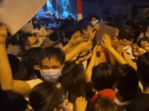 Chen lấn, tập trung đông người tại điểm tiêm vắc-xin: Bí thư và Chủ tịch phường rút kinh nghiệm