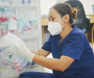 Mẹ mất, 2 con nhỏ nhiễm Covid-19, vợ chồng nữ điều dưỡng gạt nước mắt ở lại trạm y tế chống dịch