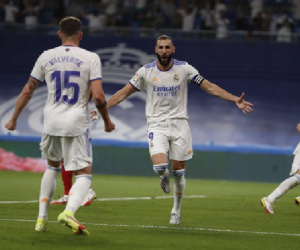 Benzema lập hat-trick, Real Madrid tưng bừng chào sân Bernabeu mới