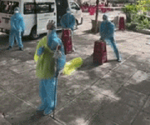 Tiếng trống múa lân 'náo loạn' khu cách ly, đội tình nguyện viên gây chú ý vì màn hóa trang độc lạ