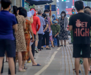 Cận cảnh thần tốc xét nghiệm COVID-19 ngay trên hè phố Hà Nội