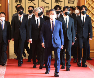 BTS làm nên lịch sử khi được đích thân Tổng thống Hàn Quốc bổ nhiệm làm đặc phái viên, cấp hộ chiếu ngoại giao chỉ dành cho quan chức