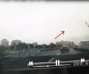 Clip: Cần cẩu bị gió mạnh thổi đổ sụp trúng ô tô trên đường, tính mạng tài xế nguy kịch